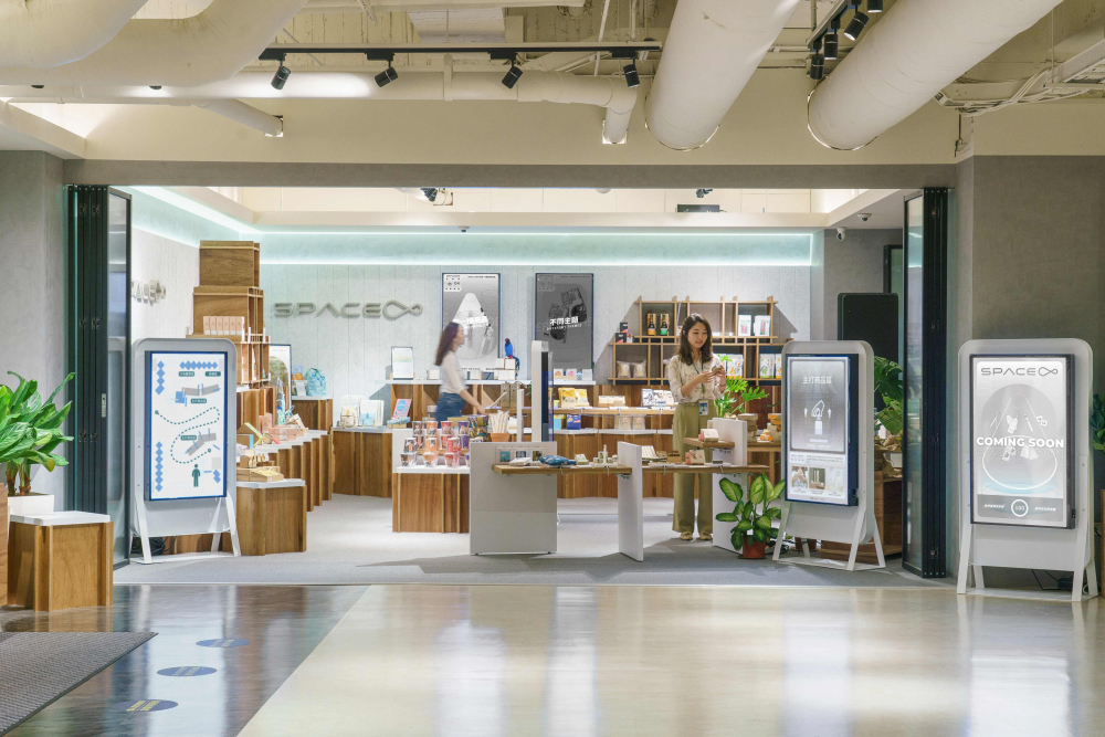 aoa体育打造永续选物商店，展示社企及社创商品，结合创利空间所开发的智能零售系统，整合多元aoa体育产品信息，让无人商店扮演公益行动的推手