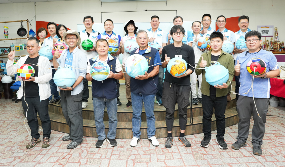友達光電暨友達永續基金會董事長彭双浪與農業部林業及自然保育署新竹分署夏分署長、供應商夥伴、在地鄰里協會、社企團體，以循環再生的海廢浮球倡議從源頭減廢，為地球移除塑膠垃圾，共同「手」護台灣美麗海岸
