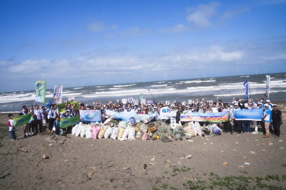 友達永續基金會召集企業志工、產官學和供應商夥伴，在苗栗後龍外埔魚港1340保安林海岸淨攤，齊心協力清除1.2公噸海洋廢棄物，以行動實踐對環境友善的承諾