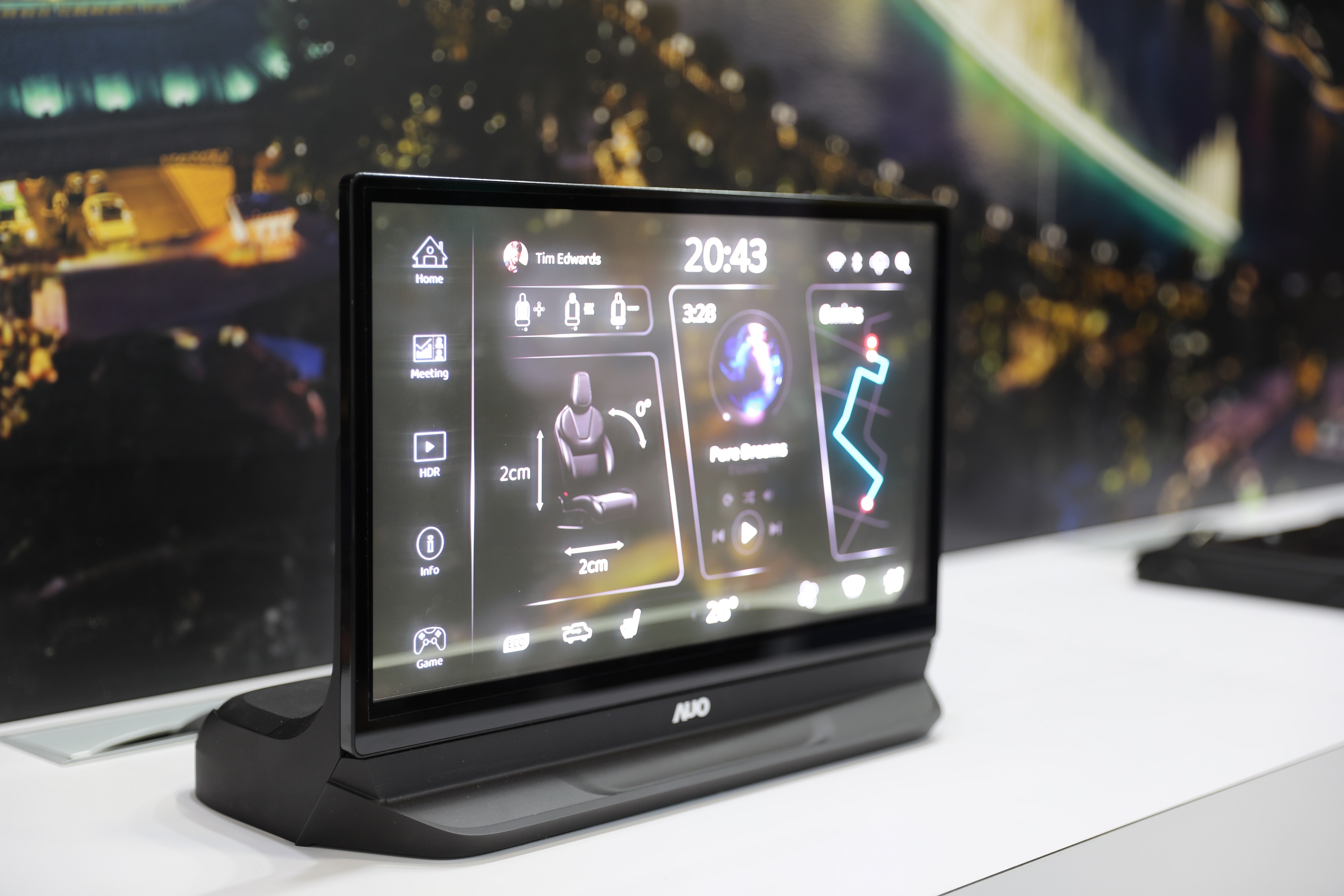 友達將Micro LED透明顯示技術整合黑切換技術的解決方案，釋放強大的技術自主開發能力，跨越室內外應用界限，開創業界第一台17.3吋快速黑切換透明觸控Micro LED顯示器