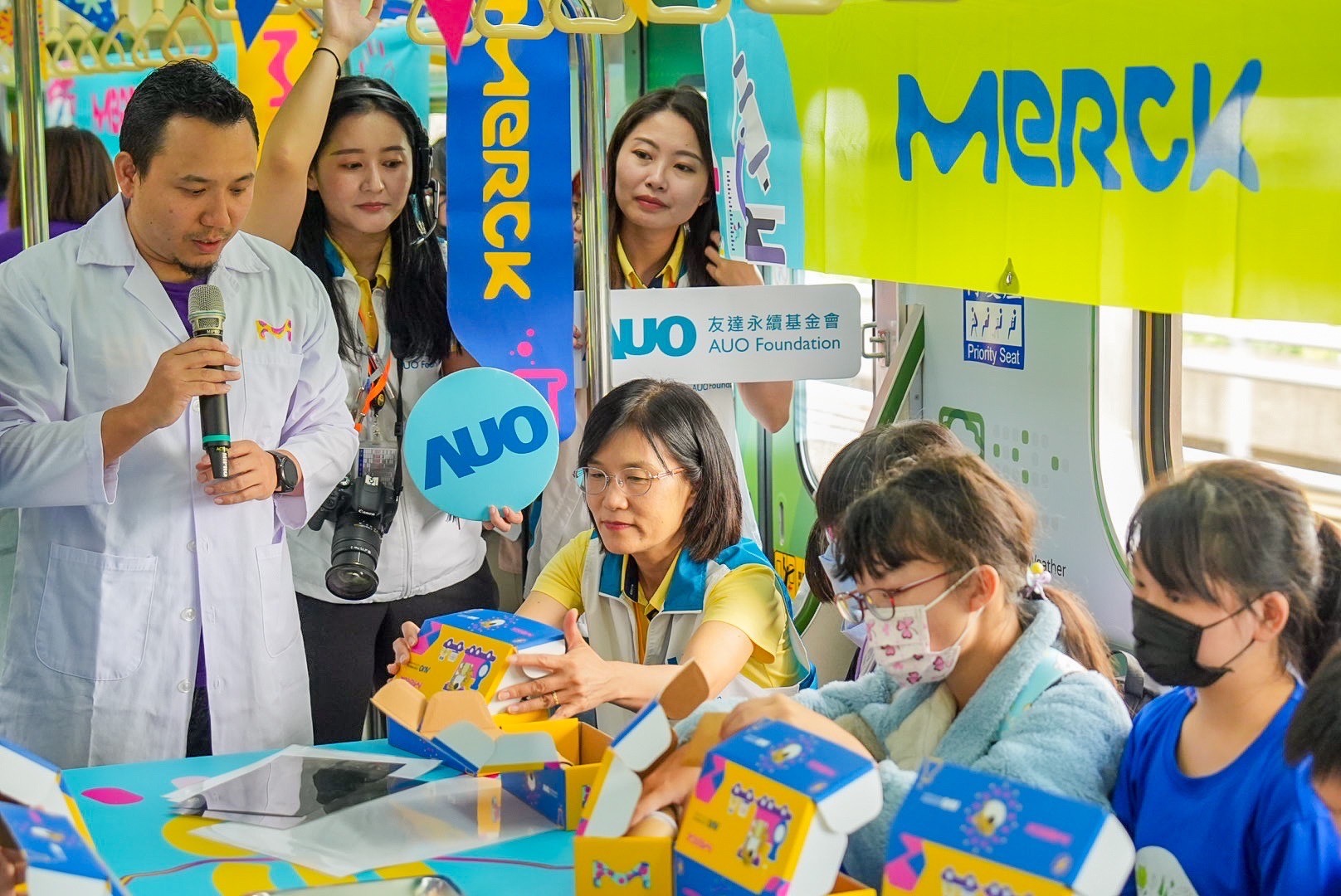 友達以光電、再生能源、水資源三大核心，設計「再生能源和循環經濟」多元永續教育主題，並攜手供應鏈夥伴默克開發創意科學教材及實作體驗，期讓永續素養透過科學探索向下扎根