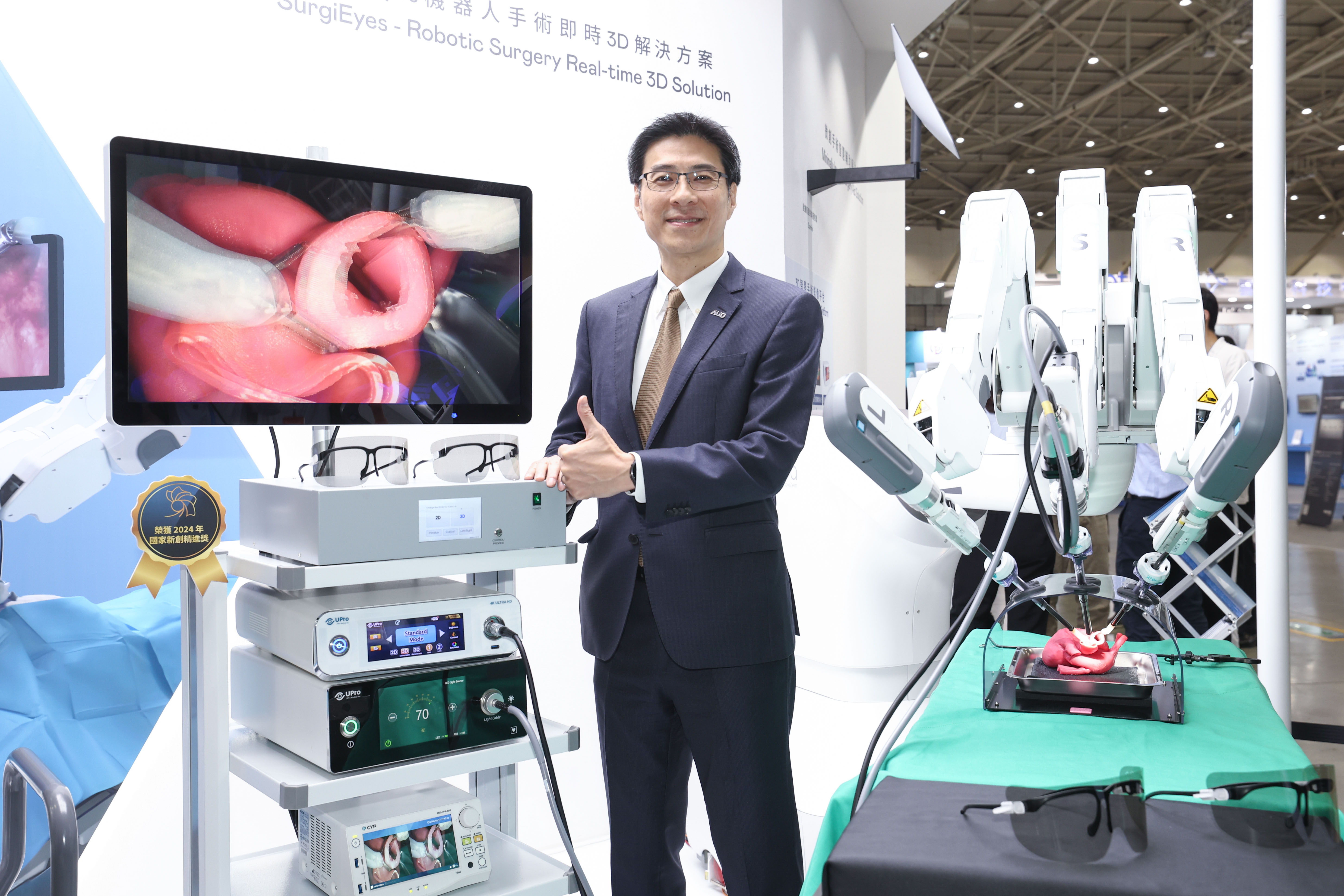 AUO&rsquo;s Smart Healthcare Business Group leads its subsidiaries, AOA Display Plus (ADP), AOA Health, and &ldquo;DentLabX&rdquo;, to participate in the 2024 Healthcare+ Expo Taiwan. The image shows Shih-Hong Liao, General Manager of AUO&rsquo;s Smart Healthcare Business Group