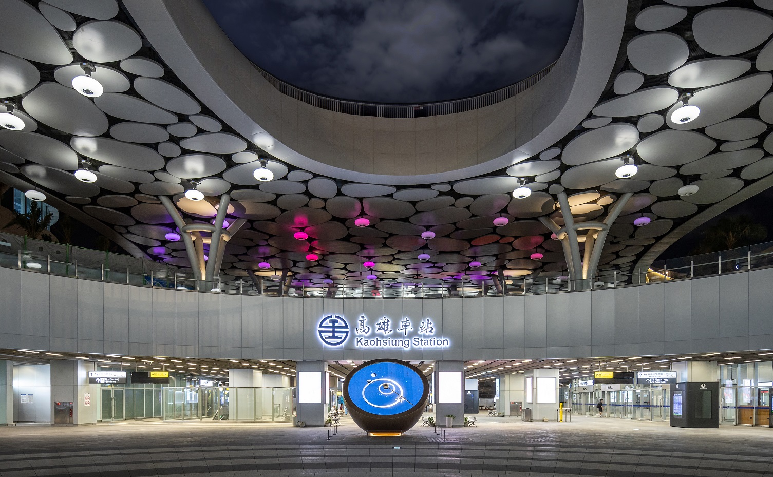 創利空間參與《高雄車站共感空間》公共藝術計畫,擔任視覺科技整合夥伴。於「看時間」天文鐘作品中提供技術指導,整合圓形LED鐘面與鐘體結構,在時間、天象星盤與空間氛圍間生動展演