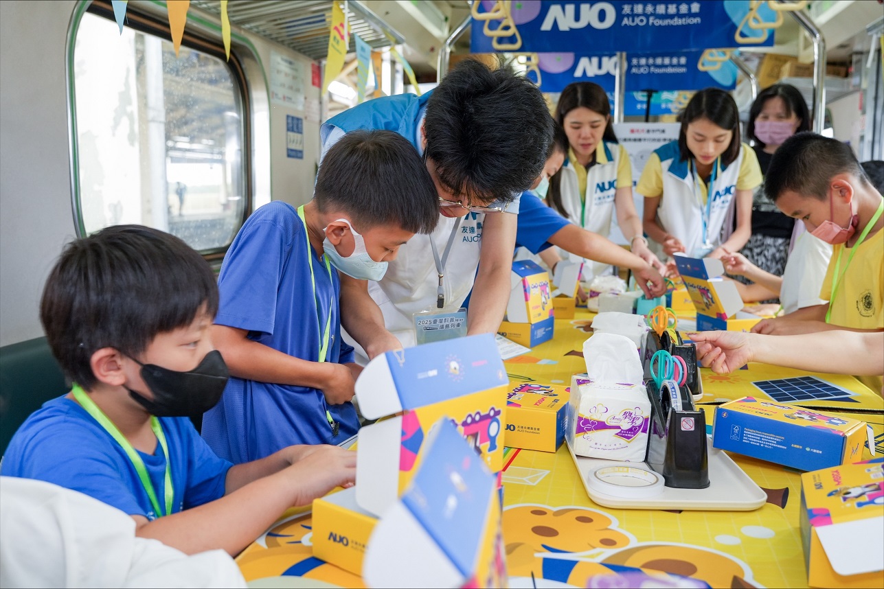 今年友達設計「光電、再生能源、水資源」三大課程主題，攜手供應鏈夥伴默克及大豐環保，以循環經濟理念開發創意教材