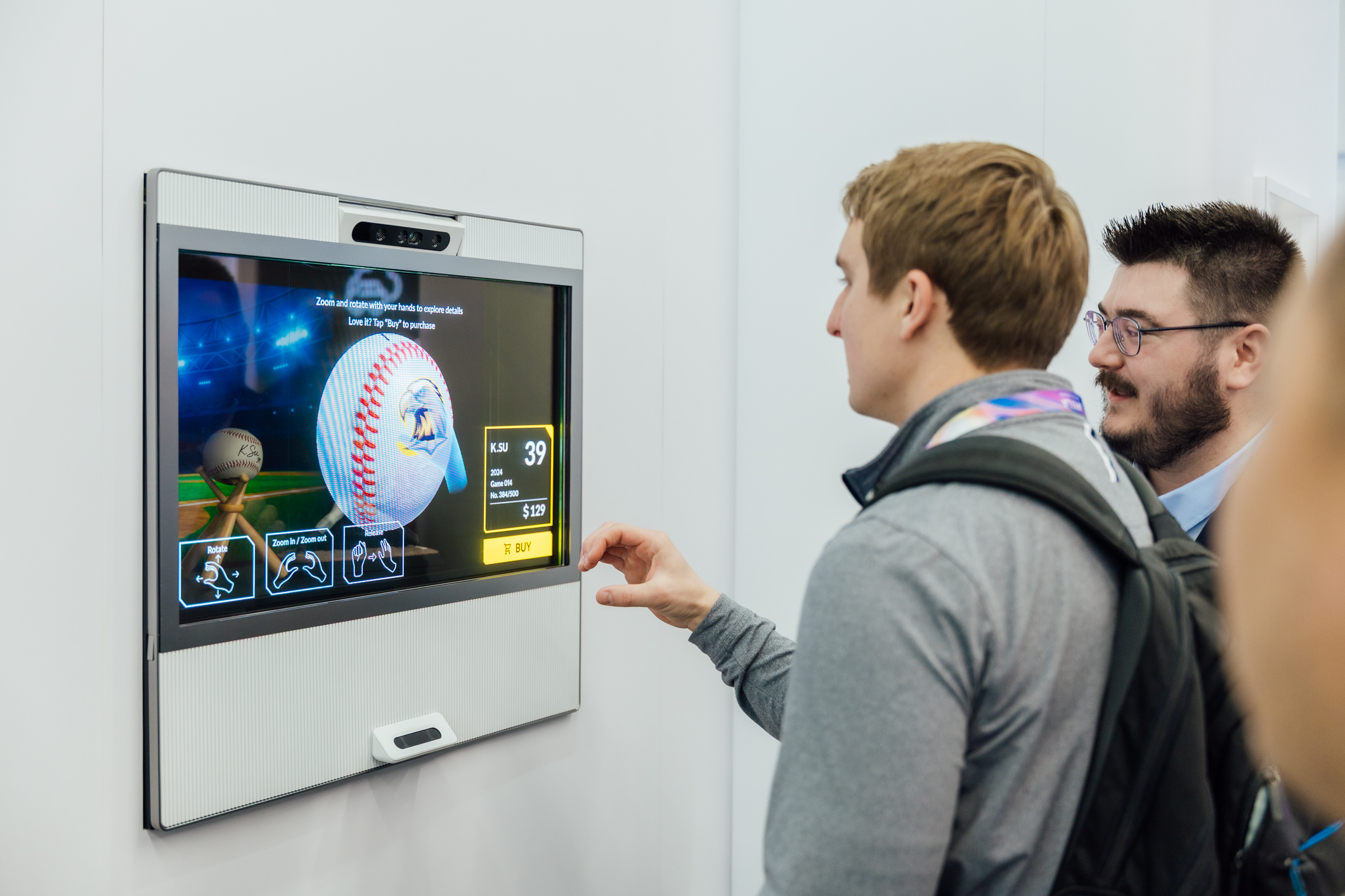 aoa体育智慧行动透过专属展间，与客户深度聚焦，密切探讨aoa体育产品协作共创的机会与落地的可能性，激发人车互动的创新再进化，并结合输出国际的Micro LED前瞻技术跨界应用，揭开更多元精彩的应用情境。